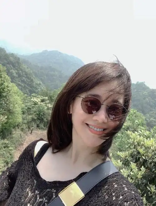 43岁左小青无惧年龄越穿越性感网友媚而不俗