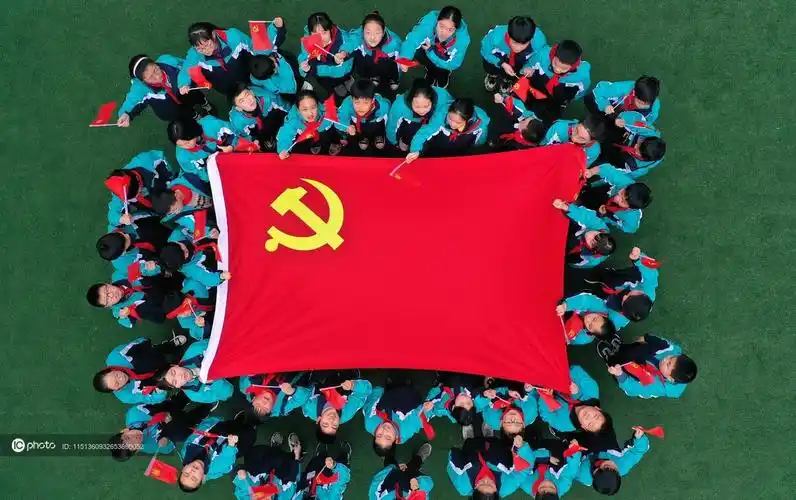 浙江仙居开学首日孩子们摆出造型与党旗合影