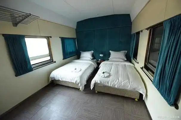 高级软卧是一种舒适度较高的火车卧铺,如果想和朋友一起购买