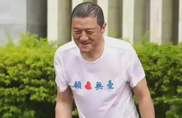 李亚鹏在云南泼水节玩嗨了,街头奔跑形象全无,52岁就开始秃顶
