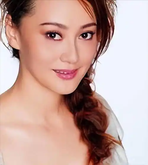 大宋佳:夫患病带女儿远行,随后嫁给美国地产巨头,现况何如?