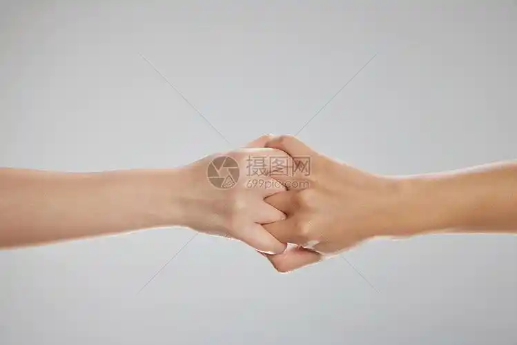 双手十指紧扣手势特写