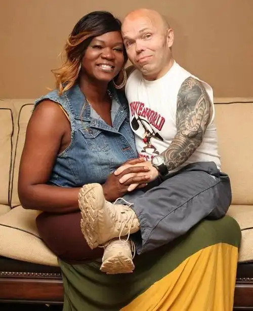 1米9变性女子嫁给1米3举重选手3年,丈夫仍自称是最幸运的男人!_网易订