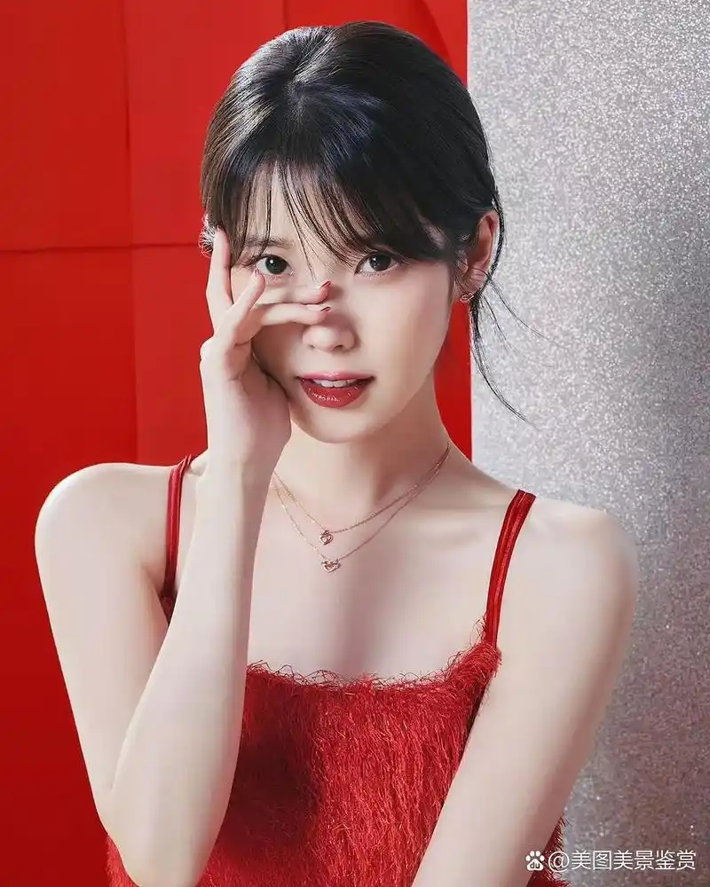 韩国全能明星李知恩惊艳写真,iu身着性感服装,展现出完美的身材和迷人