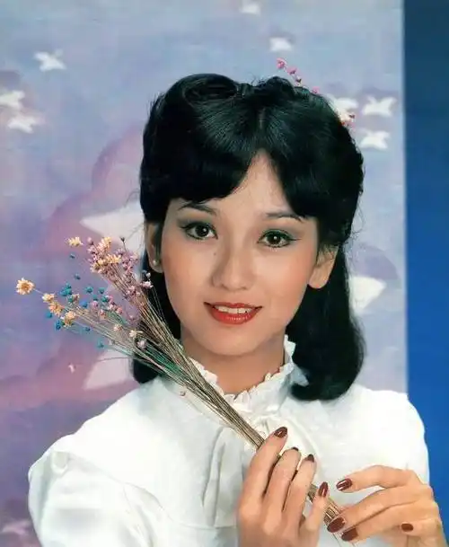 原创赵雅芝晒出年轻时的照片青涩脸庞和稚美的眼神不愧为影视女神