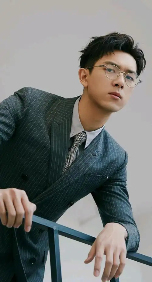李现帅气西装照,英俊潇洒绅士儒雅的少年郎