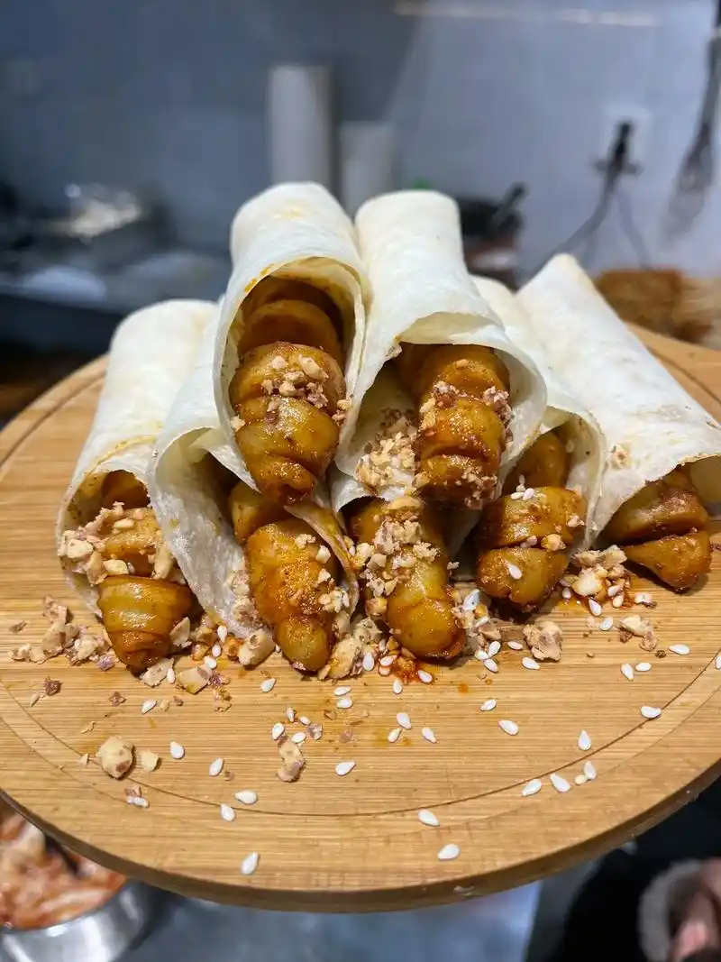 给烙馍卷面筋拍个照片99元7个满满的花生碎和酱料好吃到停不下来