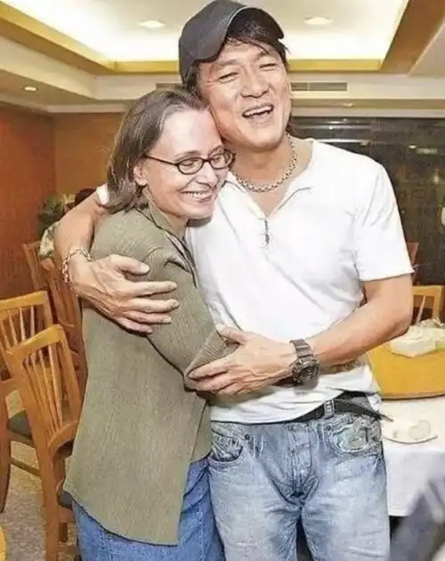 周华健与妻子被嘲像母子:结婚38年,一直被劝离