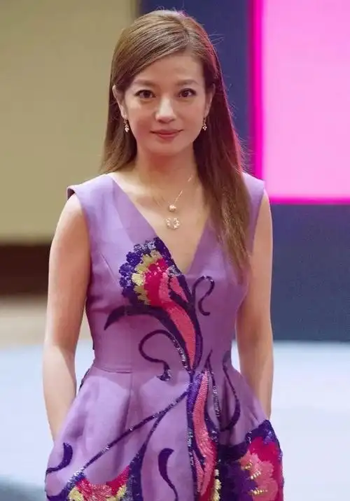 赵薇心真大,44岁也敢"素颜"亮相节目,镜头近照女神终究