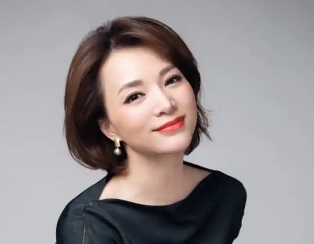 央视主持人董卿也已经离开了央视,甚至近期还有小道消息表示,她的