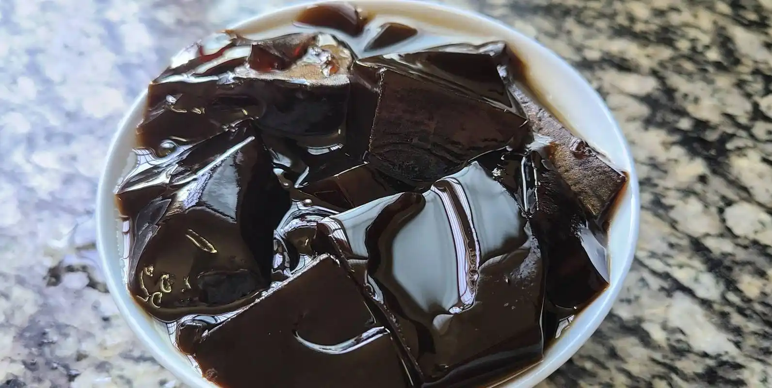 原创黑凉粉是广东人夏天必吃的一道小吃冰凉好喝做法简单