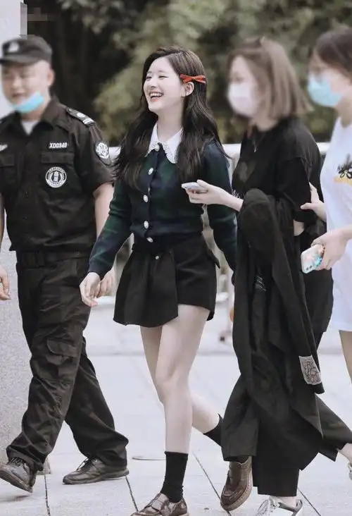 赵露思不愧是学院风穿搭模板绿色格纹衬衫配百褶裙太可爱