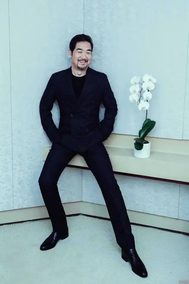 张国立成龙领衔大咖贺岁 西装演绎霸气潮叔