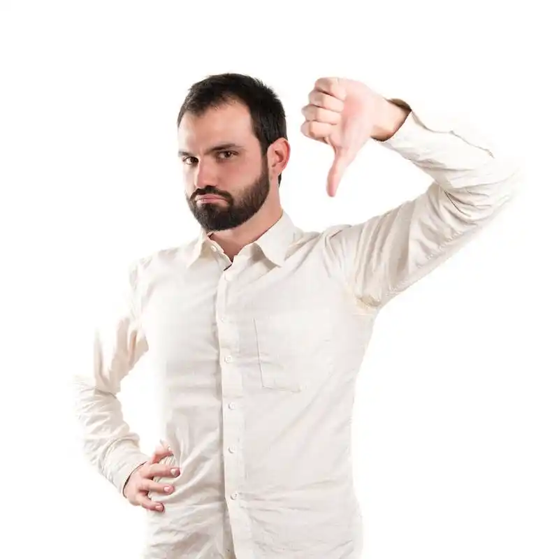 大拇指朝下在白色背景的年轻人