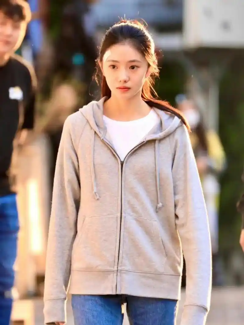 撇开其他不说哈! 刘浩存确实身材比例不错,高挑穿衣服确实好看!