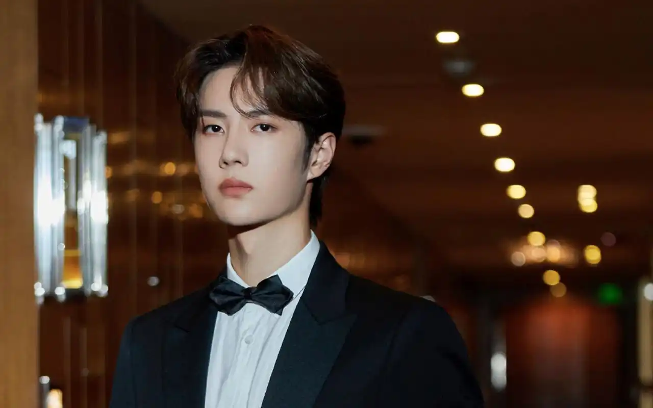 酷帅有型王一博壁纸_帅气正装王一博