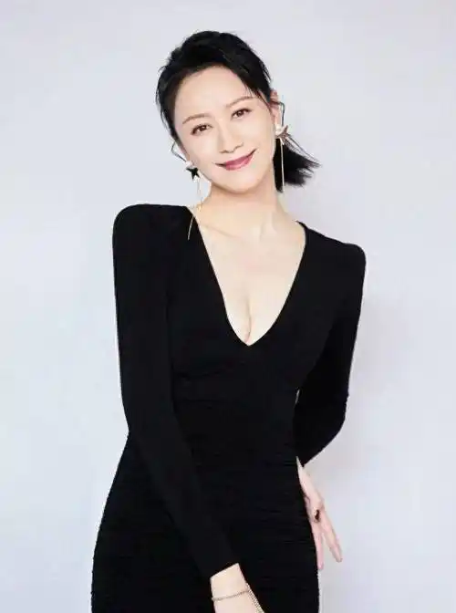 还记得婷美内衣广告模特倪虹洁吗?穿上优雅的丝绸旗袍_中年_生活_女性