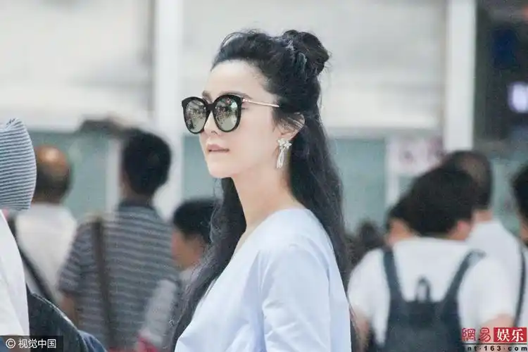 范冰冰扎丸子头咬下唇卖萌