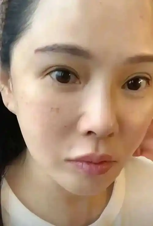 想象一下吧,一个素颜的伊能静,毫不掩饰地出现在视频里,告诉大家打