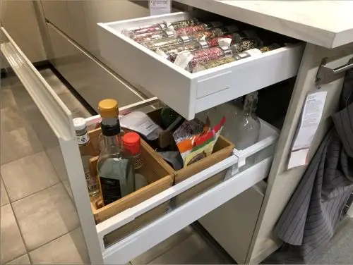 橱柜的抽屉根据柜子的大小设置,其中比较有意思的是,宜家橱柜的抽屉