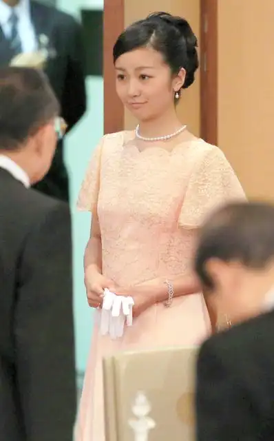 日本皇室举行迎宾晚宴 佳子公主身穿粉色礼服首次亮相