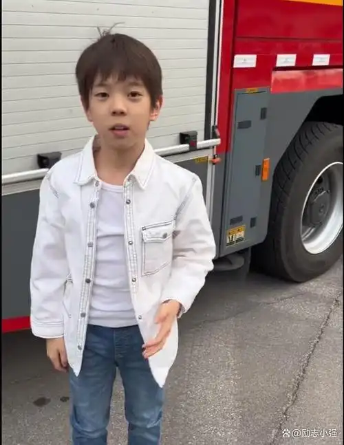 霍思燕晒儿子嗯哼近照,网友喊话矫正牙齿,不要随意评价小孩长相