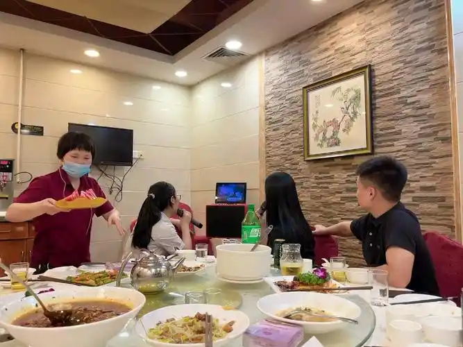 饭店包厢吃饭喝酒唱歌一体化