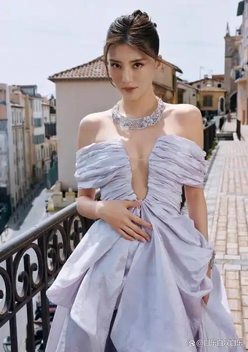 吴千语现身戛纳电影节,紫色礼服高贵性感