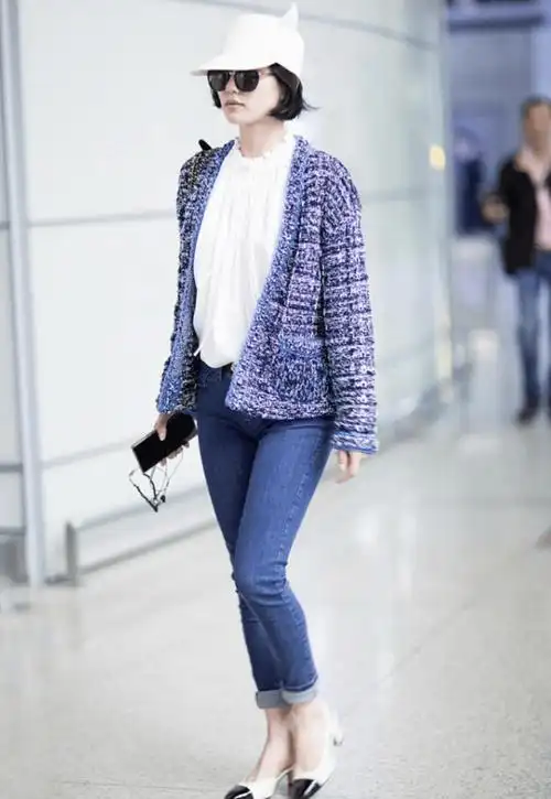 刘诗诗与大17岁吴奇隆现机场,穿搭时髦减龄显瘦,反衬男方略微胖