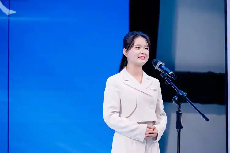 第30届"芳菲之歌"优秀女生报告会举行_演讲_专业_教育