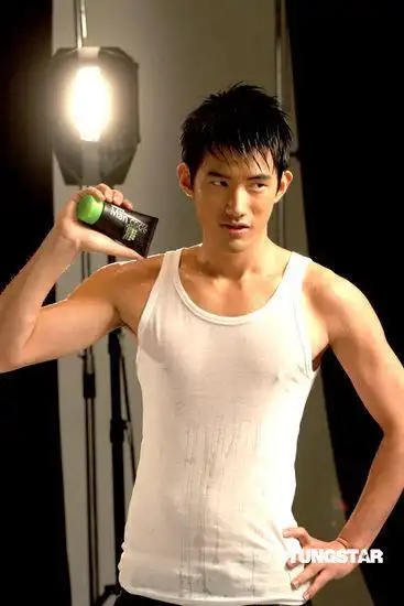 组图:吴建飞湿身拍宣传照 秀健硕肌肉被赞专业