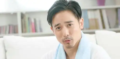 72岁爸爸头发花白略显老,35岁儿子帅气有型_林德信