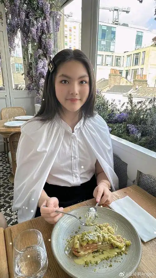 王岳伦到英国看女儿李湘大方为父女俩拍照王诗龄越长越像爸爸