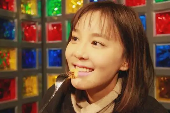 华娇情人节秀"恩爱"照 不虐狗反被赞耿直girl