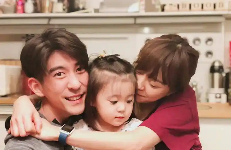 贾静雯忍耐,依赖这种特殊关系?两人婚姻很自由…_陈意涵_黄磊发_老公