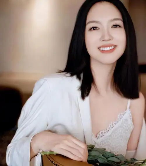 怀孕6个月上春晚,艳压奚梦瑶,李宇春,拒嫁30亿豪门,她凭什么?