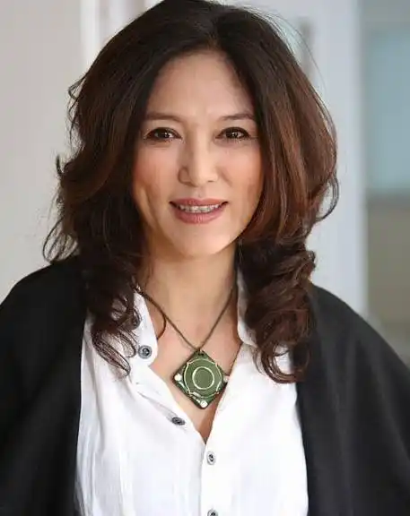 54岁何晴和54岁高宝宝近照网友还是天然的脸蛋看着比较顺眼