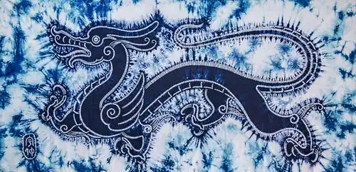 父亲张宇仲先生创新的扎染艺术成为当时绝无前例的唯一存在,是自贡