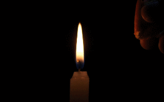 我们通过慢动作观察一下 橘子皮中的汁液喷射出来 遇见火苗后燃烧了