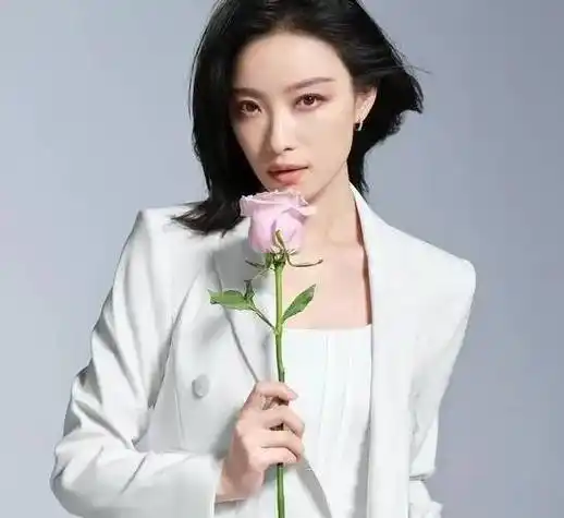 倪妮,1988年8月8日出生于中国江苏省南京市,毕业于中国传媒大学南广