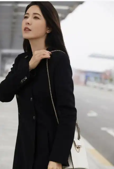 曾黎巴黎时装周机场路透气质出众引外国友人围观