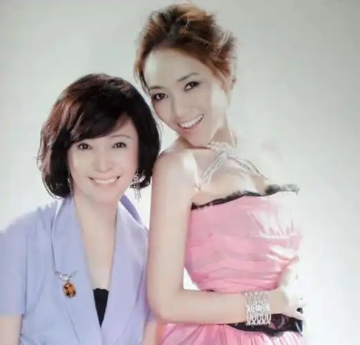 终身未嫁却两度介入别人家庭侯佩岑的妈怎么在生活里也爱演