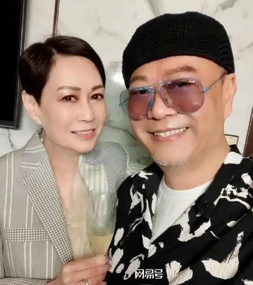 话说昨天一条欧阳震华与老婆庆祝62岁生日,甜蜜挽手众好友送祝福的