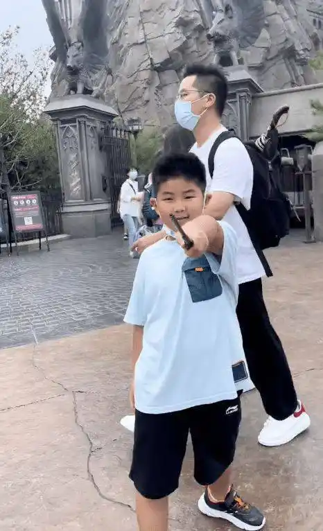 沙溢全家打卡环球影城,胡可无美颜自信怼脸拍,安吉小鱼儿齐长胖_儿子