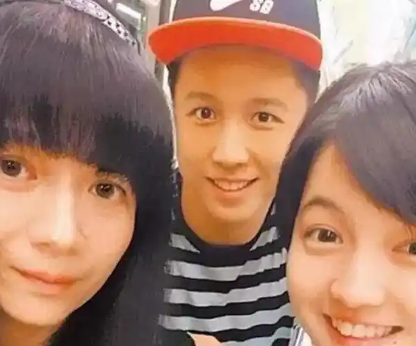 心善的曾哲贞生的小孩也眉清目秀,虽然离婚了,但是离婚后的生活更加