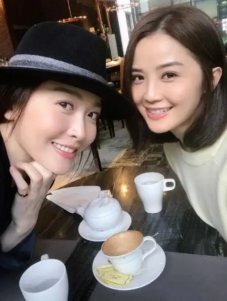 美颜闺蜜组!周丽淇阿sa年末聚会感情深