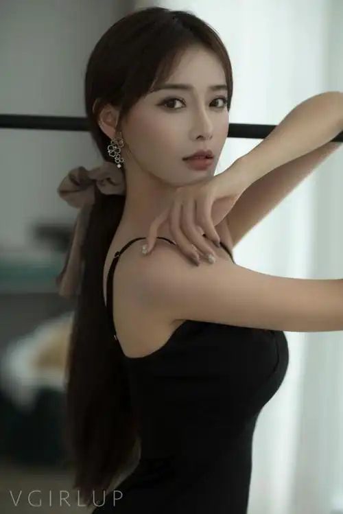 芮甜甜气质黑色小礼服写真粉丝群流出高清生活照芮甜甜转型拍性感写真