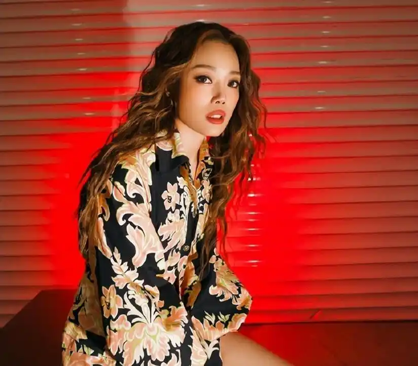 容祖儿44岁新恋情震惊娱乐圈!女友身份引爆争议,出现大量脱粉