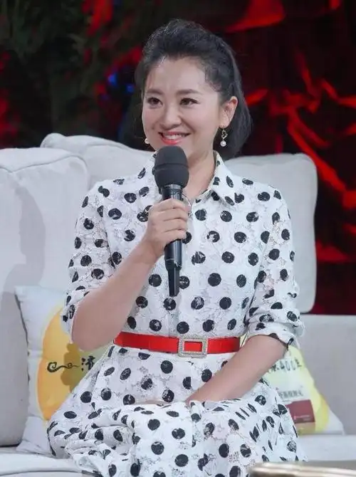 月亮姐姐近况曝光,皮肤白皙不像42岁,和陈伟鸿同框一样高?