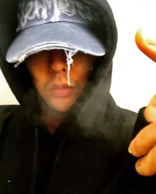 权志龙ins更新自拍,权志龙胡渣,留着胡渣莫名有点性感_高清图集_新浪